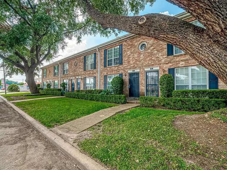 6410 Del Monte Dr #5 — Photo 3