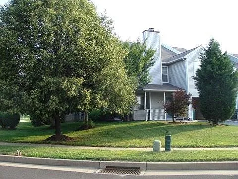 3 bed, 2.5 bath, 1900 sqft, $3,400 — Photo 3