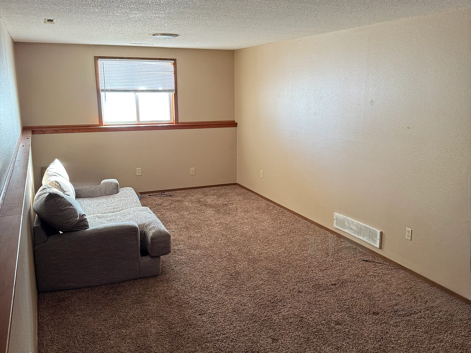 1020 Castlewood Dr — Photo 3