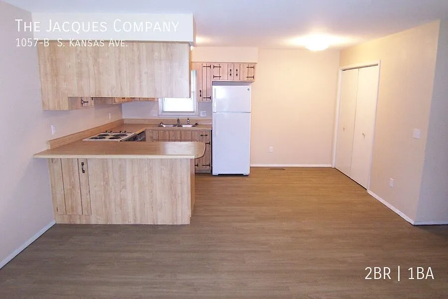 Nice 2 Bedroom All Brick Duplex With New Flooring-Convenient Location — Photo 2