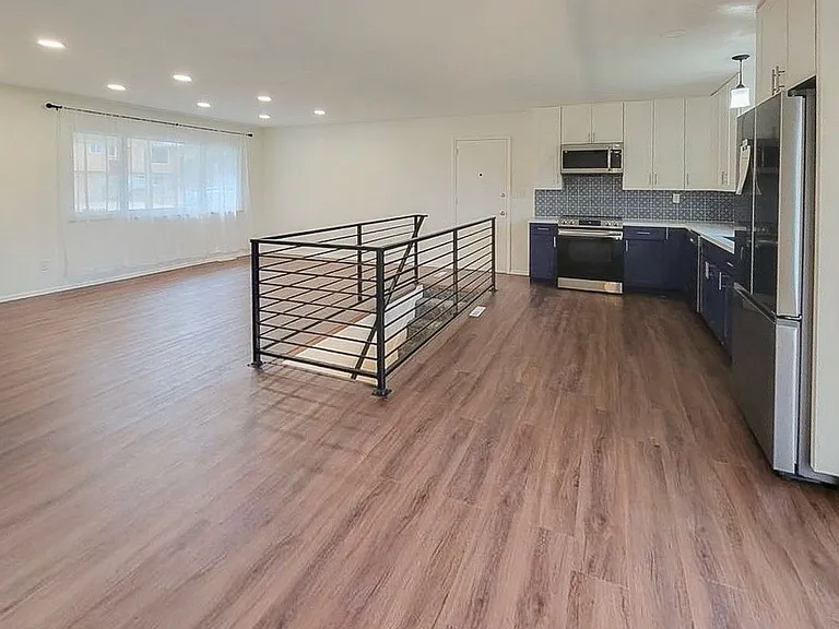 1421 Kendall Dr — Photo 2