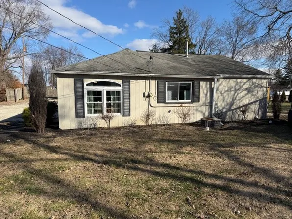 2004 Hayes Ave, Charleston, IL 61920