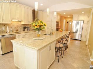 902 Country Club Dr, Teaneck, NJ 07666