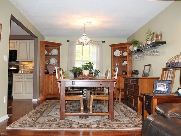 3rd image of 945 Red Oak Cir
