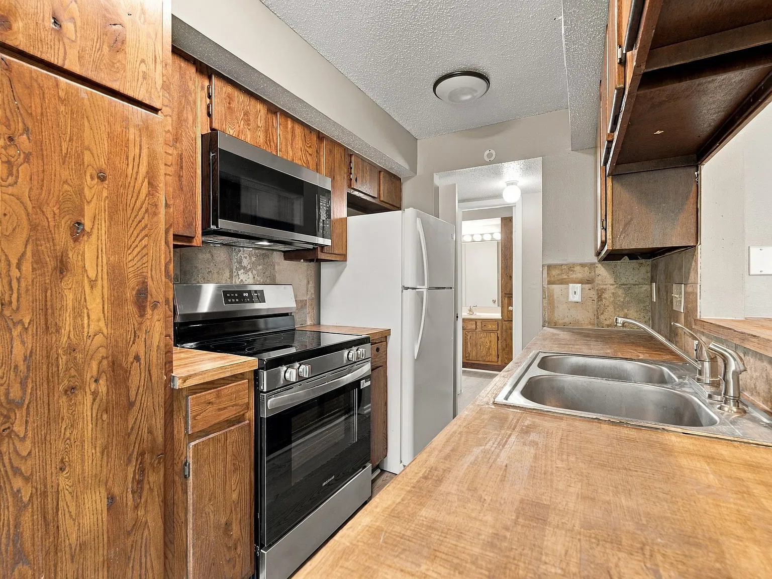 2 bed, 3944 sqft, $1,300 — Photo 4