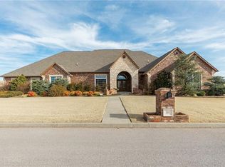 105 Riverview Dr, Clinton, OK 73601