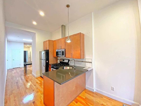 5th image of 256 12th St APT 4