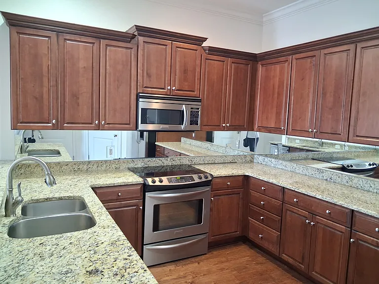425 E McDonough St — Photo 1