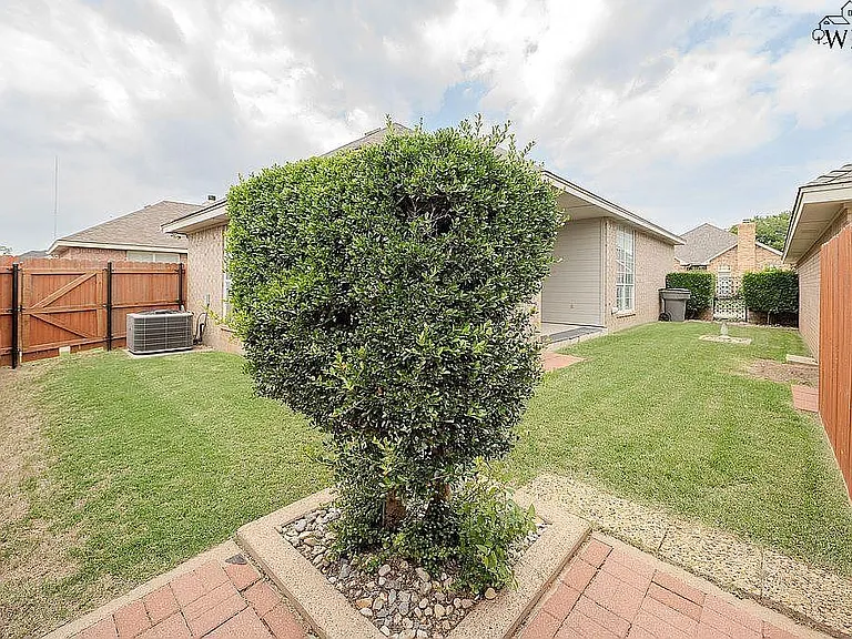 4009 Kingsbury Dr — Photo 24