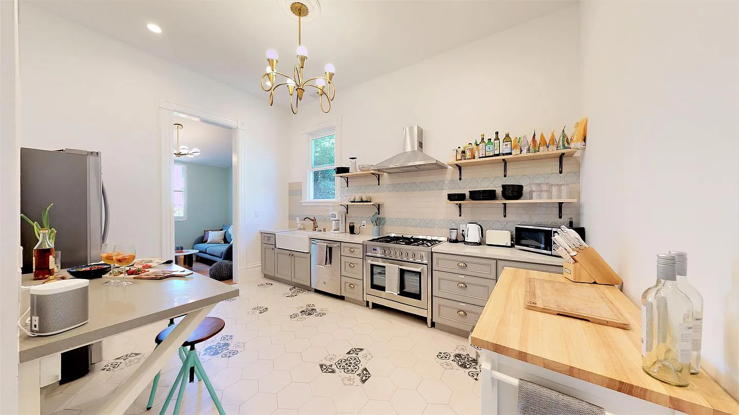 Victorian-style Alamo Square apartment with patio & backyard — Photo 3
