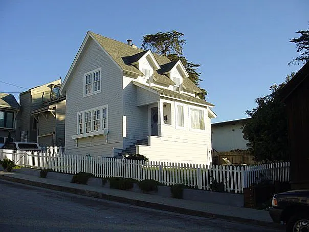 110 Mott Ave photo 1