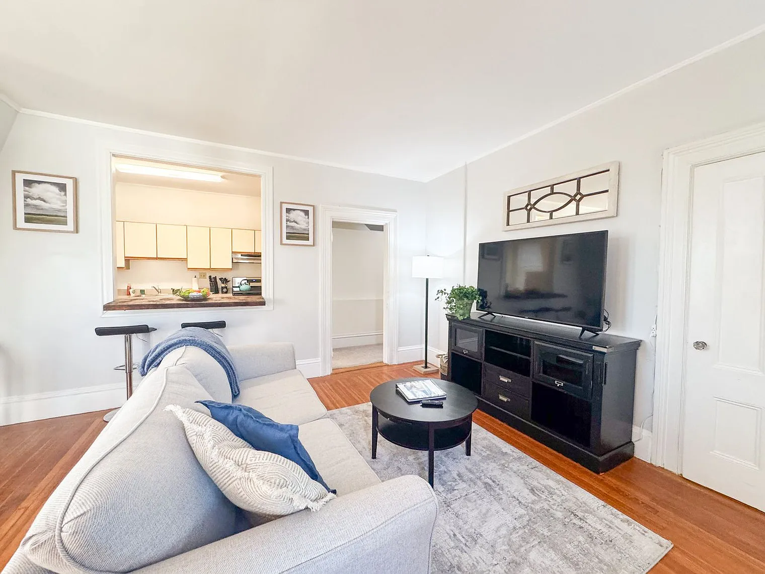 1 bed, 1.0 bath, 592 sqft, $4,725 — Photo 2