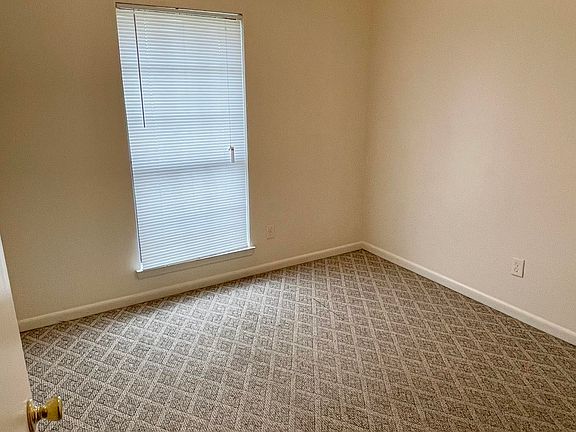 5th image of 303 Lavelle Dr