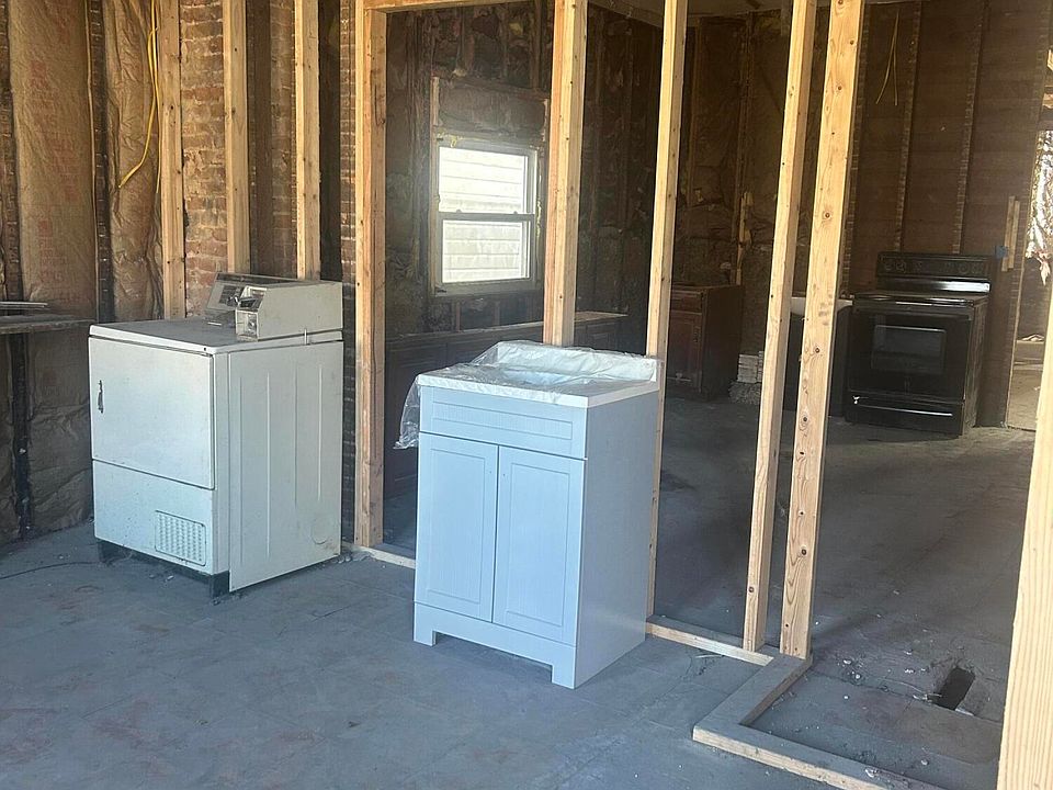 2nd image of 905 4th Ave