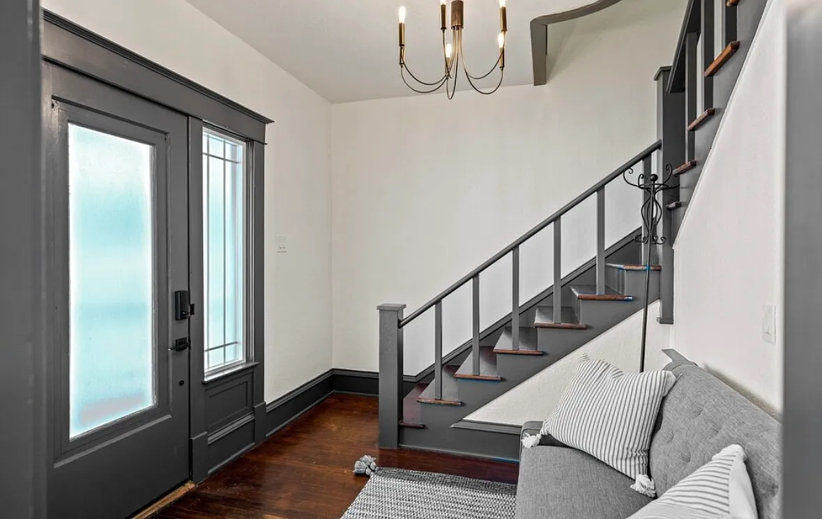 1123 N Government Way — Photo 4