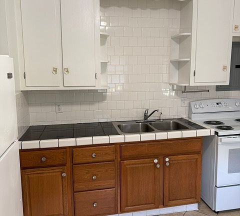3rd image of 12332 Mason Ave