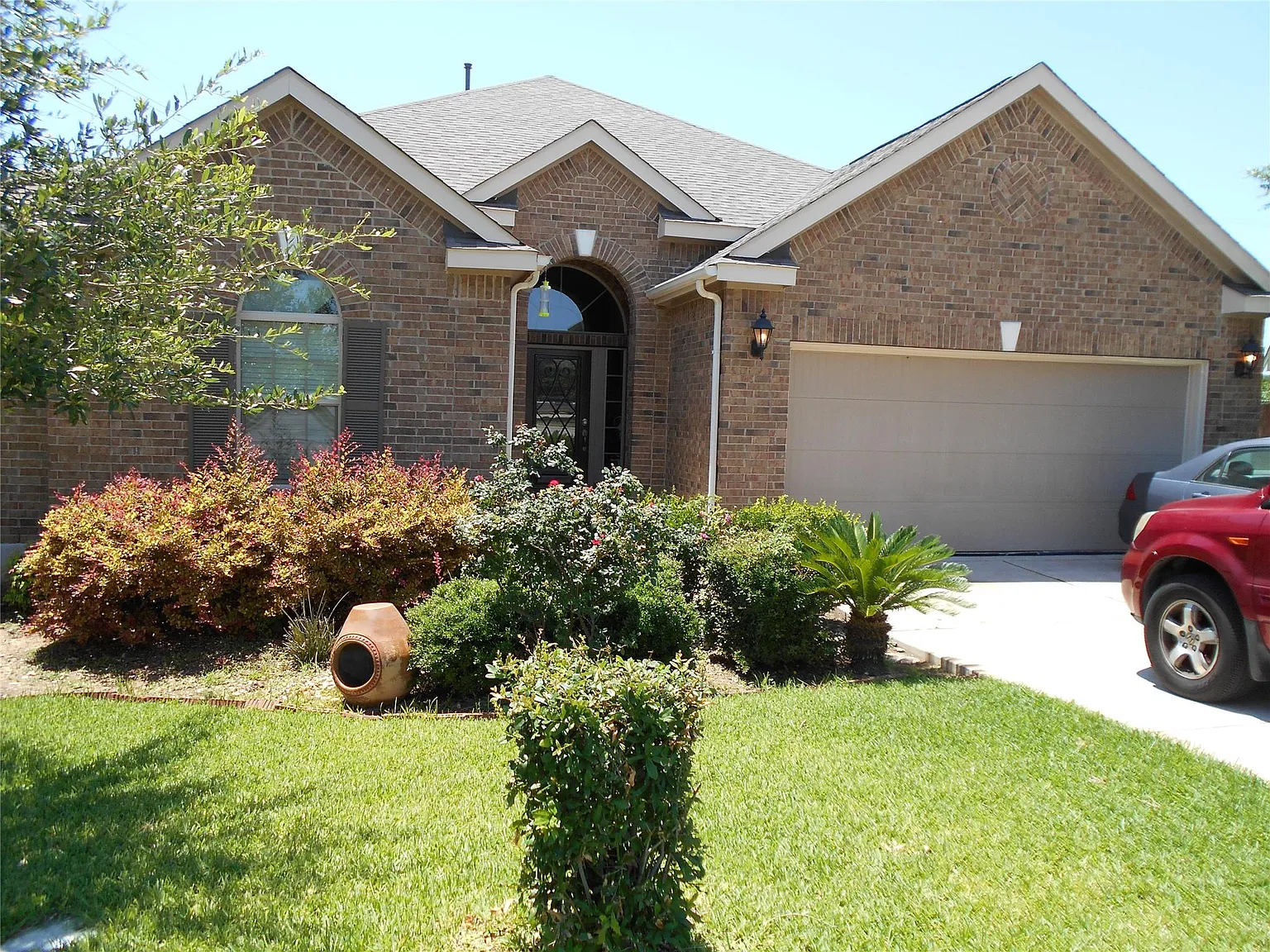4 bed, 2.0 bath, 2292 sqft, $2,375 — Photo 1