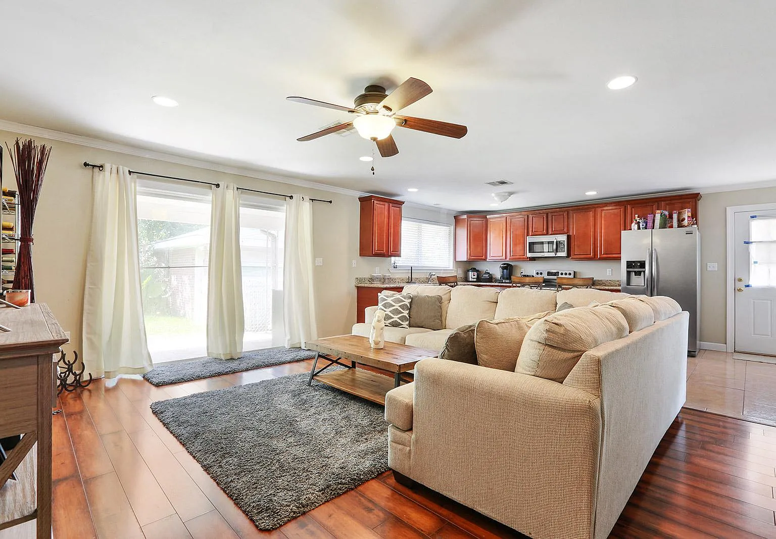 3 bed, 1683 sqft, $2,500 — Photo 2