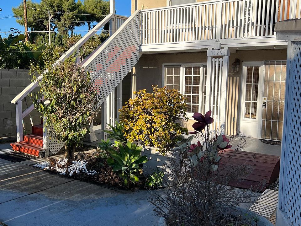 Here you see the duplex from the far right side of the common courtyard.
On the bottom, you see the left side of the available unit