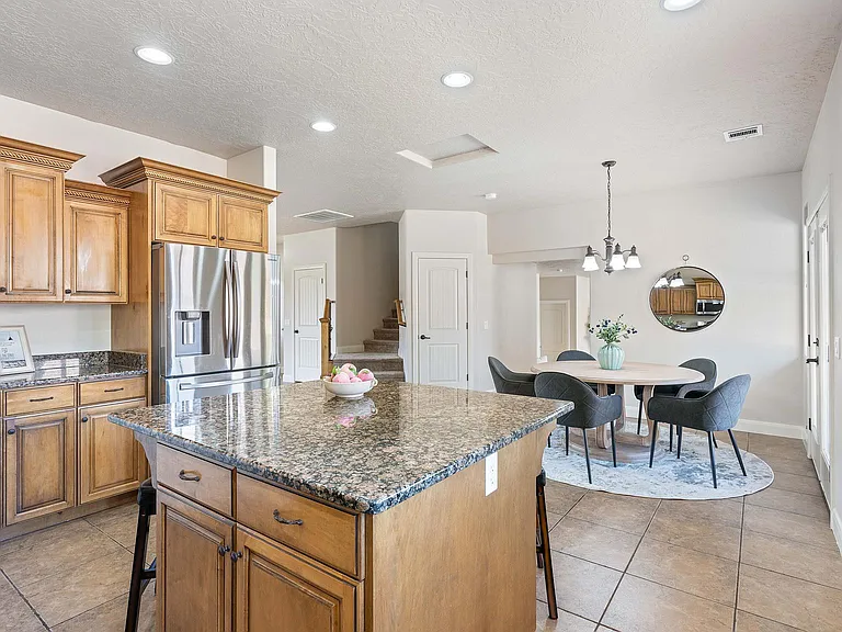935 E Crooked Creek Dr — Photo 7