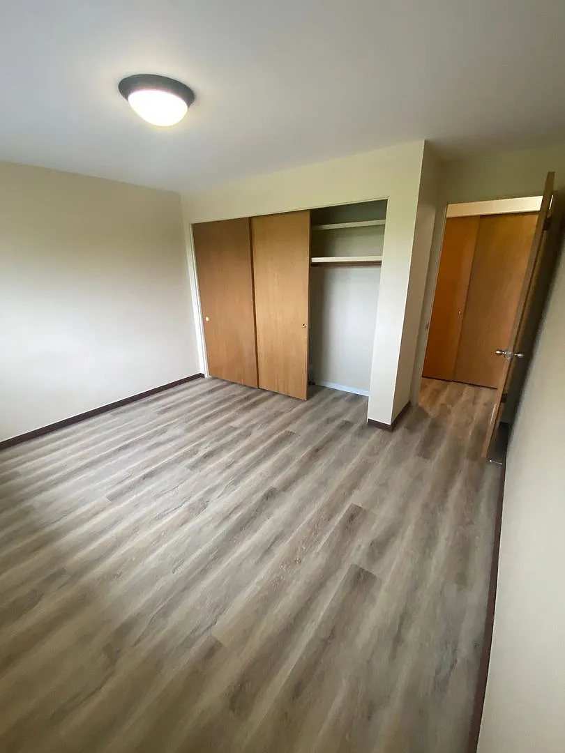 Portage Shore Apartments — Photo 4