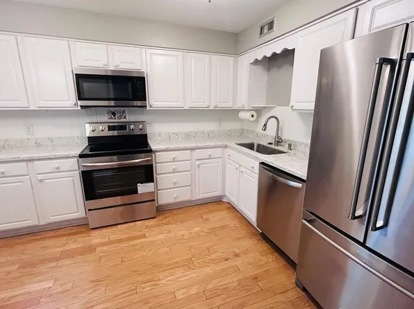 1860 Eagle Ridge Dr #W303, Mendota Heights, MN 55118