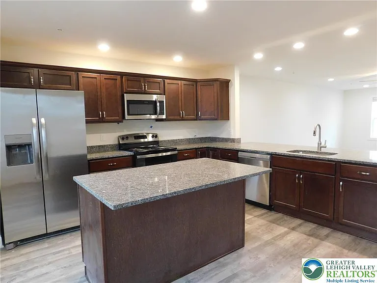 1549 Burkhardt St #C — Photo 10