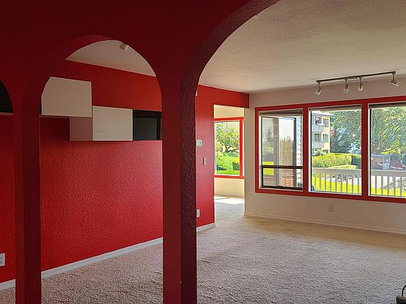 Living area. Ah! the arches 3 of them
