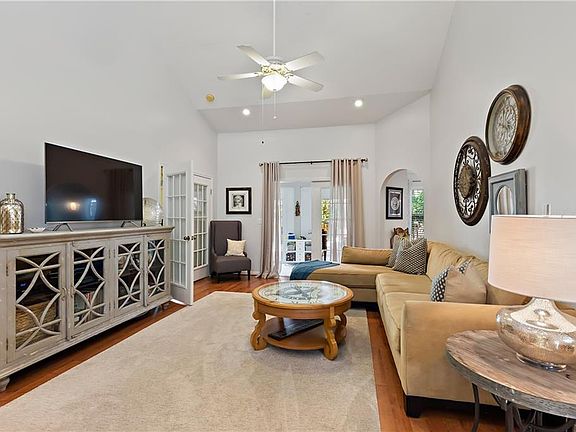 4th image of 409 Fan Palm Ct NE