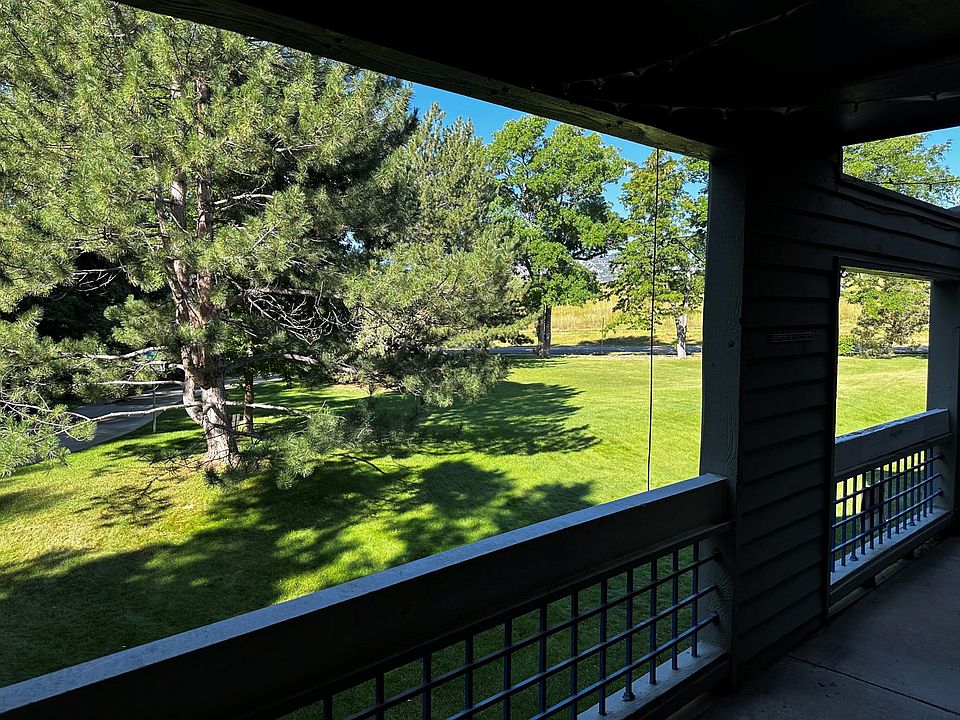Large living room deck for dining