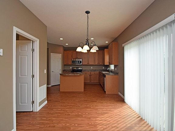5th image of 370 Brandon Dr
