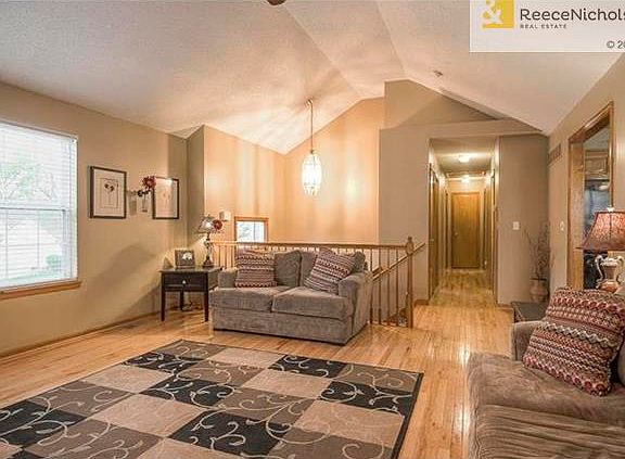 3rd image of 1059 NE Scenic Pl
