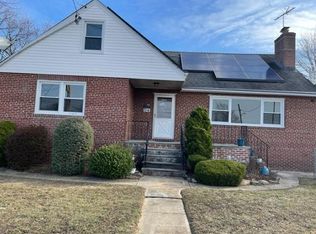 516 Straight Path, Lindenhurst, NY 11757