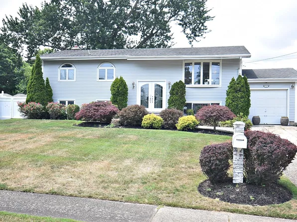 8 Brookwood Drive, Wheatley Heights, NY 11798