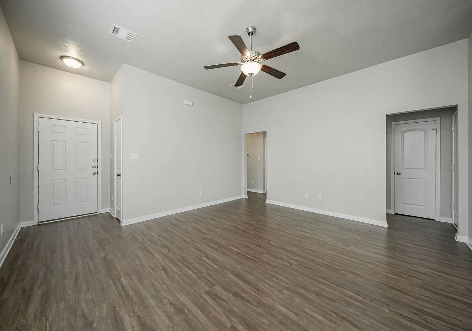Spacious Single-Family Home Available Now! — Photo 4