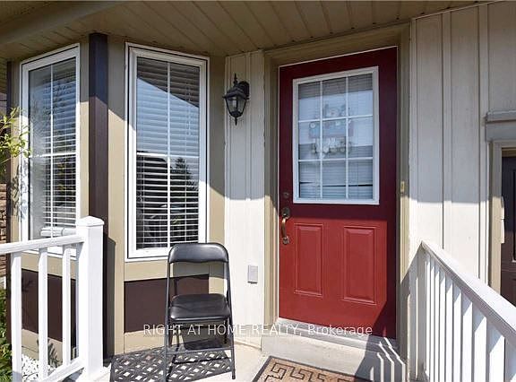 4th image of 32 Donlevy Cres