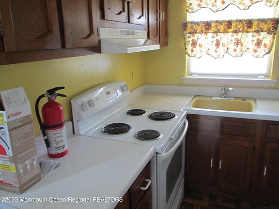 5th image of 7A Lexington Drive