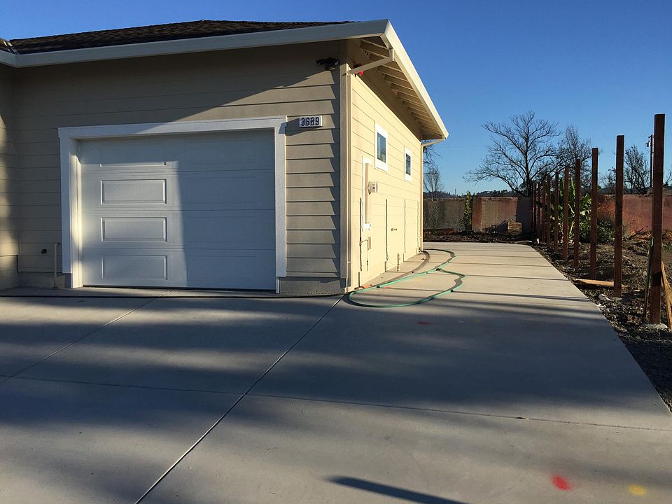 2nd image of 3689 Hemlock St