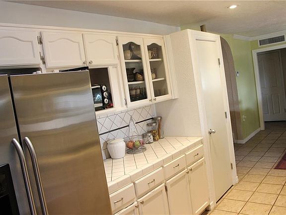 5th image of 9524 Bellis Ave