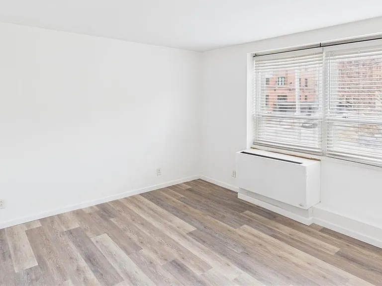 210 N 17th St #201 — Photo 8