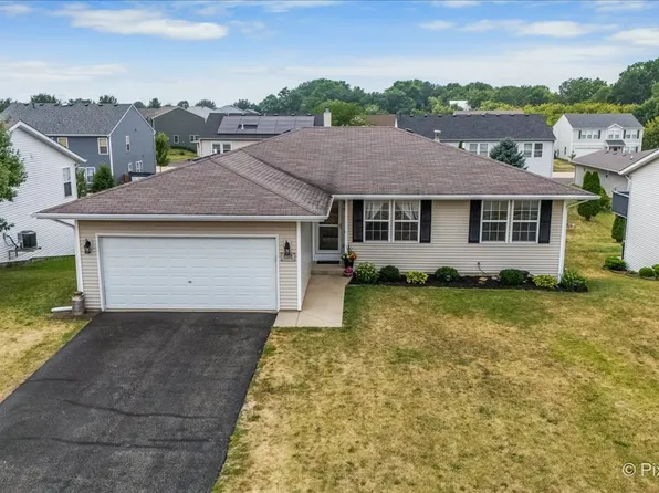 8358 Crooked Bend Rd, Roscoe, IL 61115