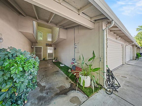 3rd image of 216 Tiffany Cir