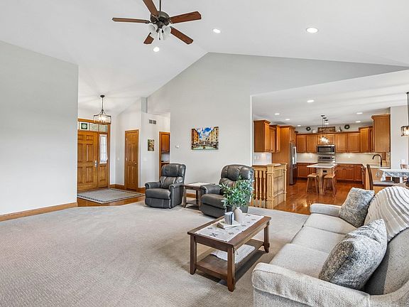 4th image of 1405 Emerald Ct