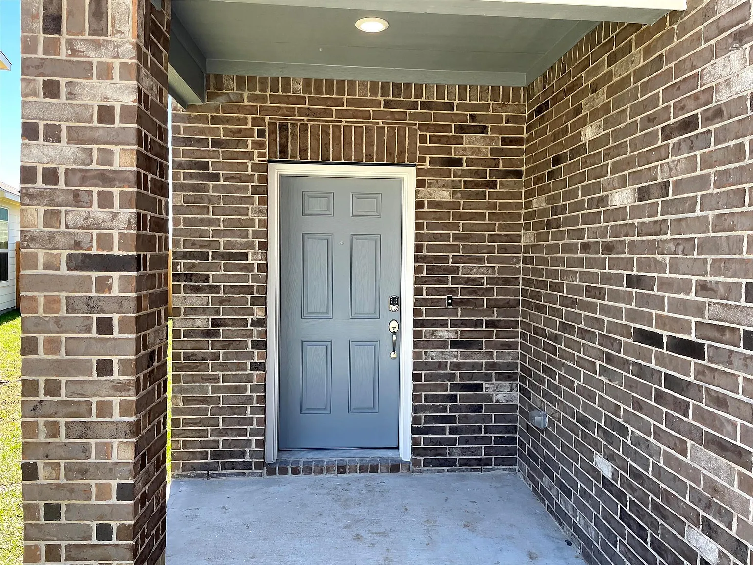 4 bed, 2.5 bath, 2074 sqft, $2,100 — Photo 2