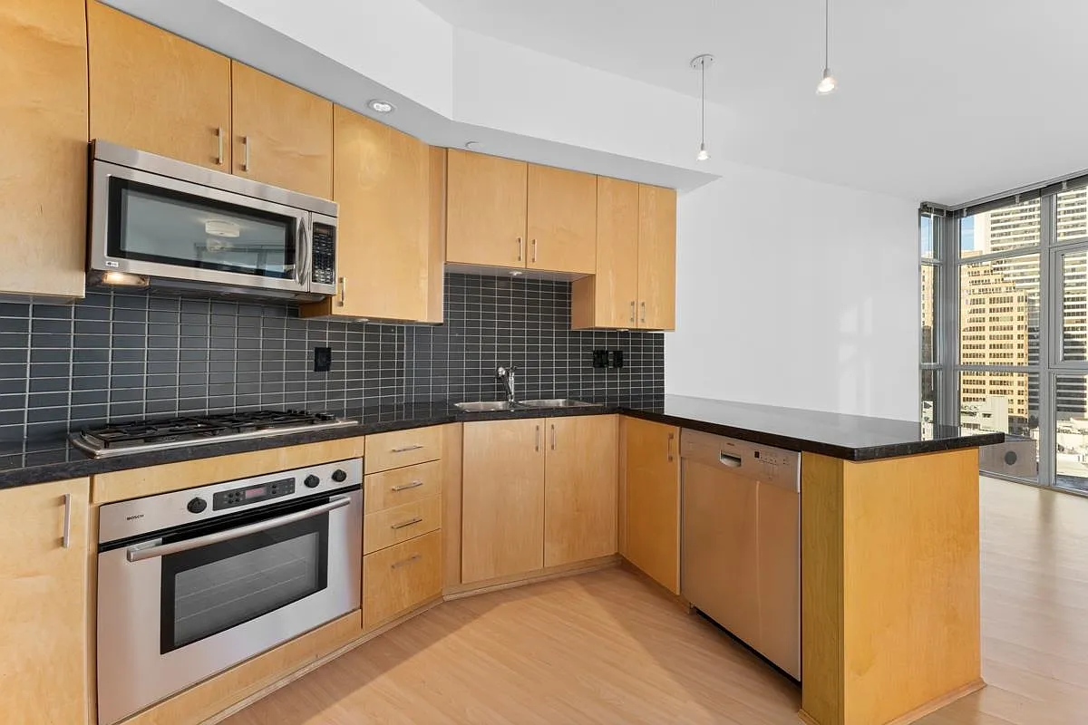 2 bed, 861 sqft, $3,600 — Photo 2