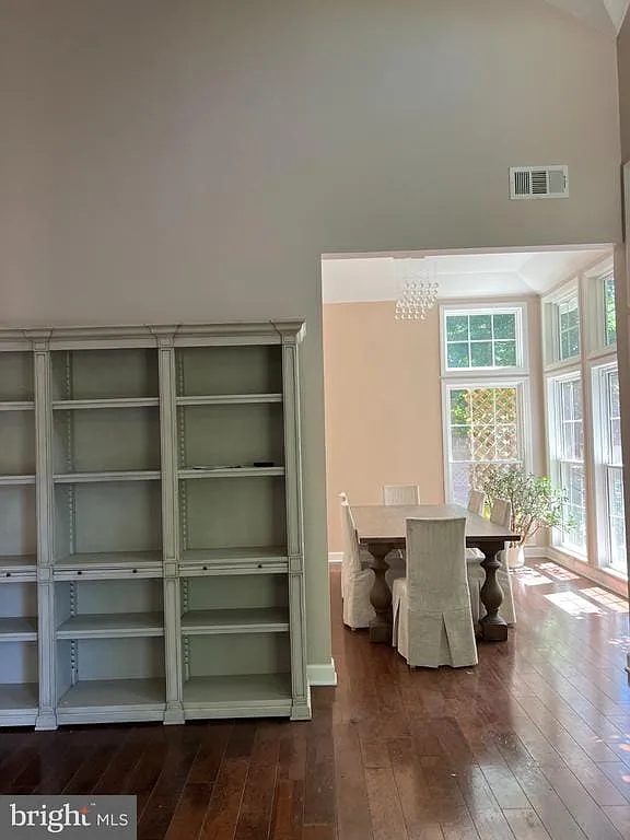 3 bed, 2.5 bath, 2352 sqft, $4,000 — Photo 4