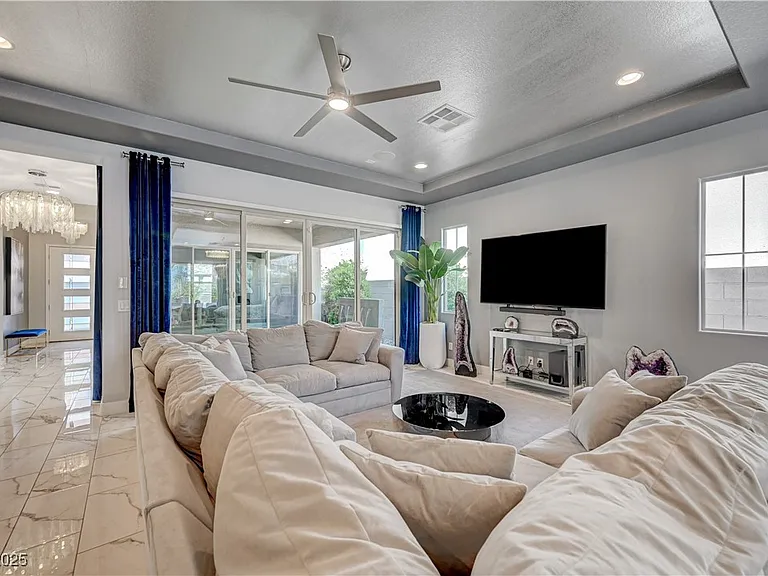 3943 Reyes Ave — Photo 7