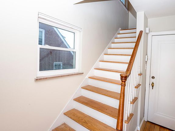 4th image of 2546 Losantiville Ave APT 2