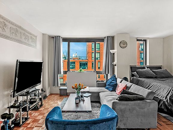 3rd image of 1 Irving Pl APT V21h