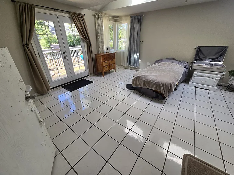 Primary Suite Bedroom. Items to be removed. (Current Photo)